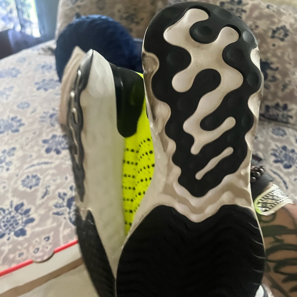 Nike react Men's Neon Yellow Running Shoes size 9. Stylish and comfortable. - Picture 3 of 4